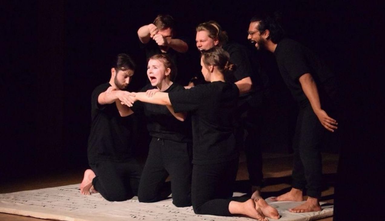 Türkiye'de Tiyatro Sahnelerinde Cesaret Eksikliğine Karşın Platform Tiyatrosu ve “Tanrıyı Gören Köpek’’ - Mehmet Doğru